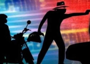 लिफ्ट देकर उझानी बैंक प्रबंधक से हजारों की लूट