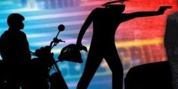 लिफ्ट देकर उझानी बैंक प्रबंधक से हजारों की लूट