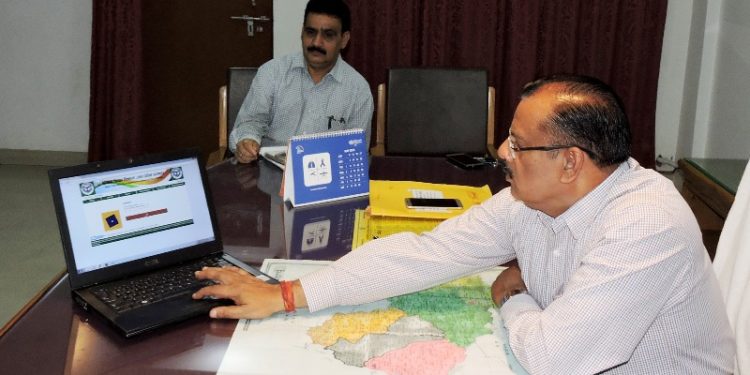 डीएम ने खोली ई-लॉटरी, 355 गरीब बच्चों को मिला स्कूलों में दाखिला