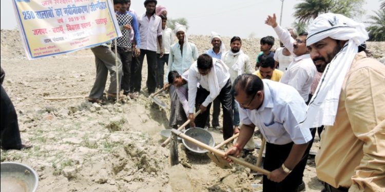 डीएम ने चलाया फावड़ा, मजदूर ने नारियल फोड़ किया तालाब का शुभारंभ