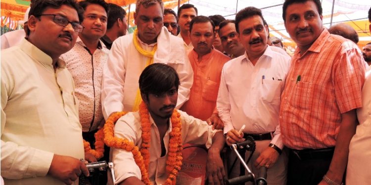 दिव्यांग को सशक्त बनाने के लिए दिव्य प्रयास, बांटे सहायक उपकरण