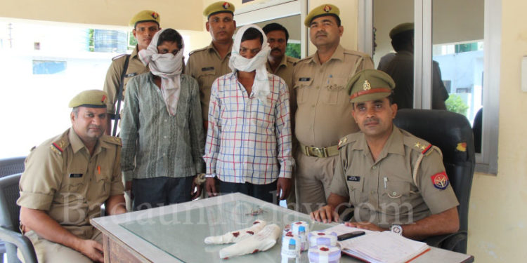 उझानी पुलिस को मिली सफलता, एसबीआई ग्राहक सेवा केंद्र लूट का खुलासा, दो गिरफ्तार