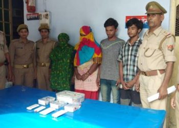 अमेरिकी डॉलर के साथ चार गिरफ्तार