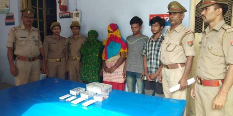 अमेरिकी डॉलर के साथ चार गिरफ्तार