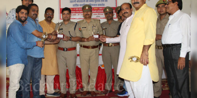 चोरी का खुलासा करने वाली पुलिस टीम सम्मानित