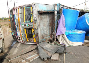 हाईवे पर ट्रक पलटा, लगा जाम