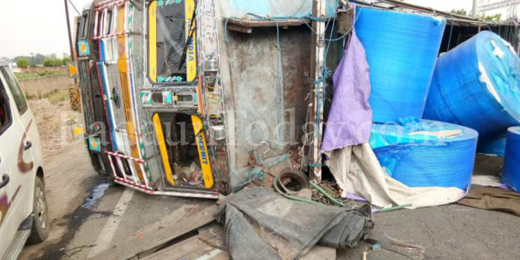 हाईवे पर ट्रक पलटा, लगा जाम