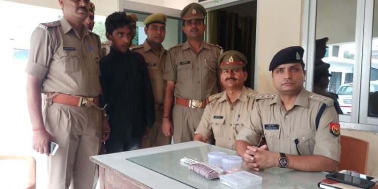 उझानी में व्यापारी के घर हुई चोरी का खुलासा, चाची-भतीजा गिरफ्तार