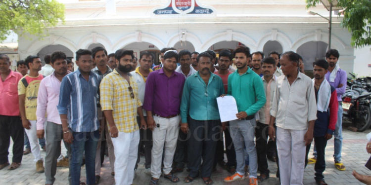 नगर में चल रही गुंडा टैक्स वसूली, टैक्सी चालकों से मारपीट के बाद मामला दर्ज