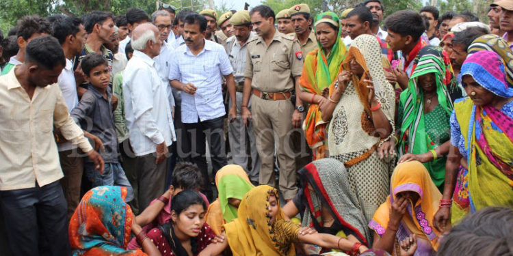 कार की जोरदार टक्कर में बाइक सवार की मौत, गुस्साए ग्रामीणों ने काटा बबाल