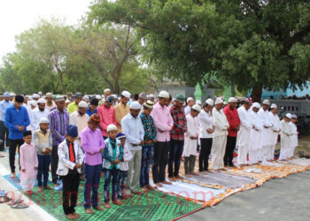 अमन-चैन की दुआ को उठे हजारों हाथ, ईदगाह पर हुई नमाज