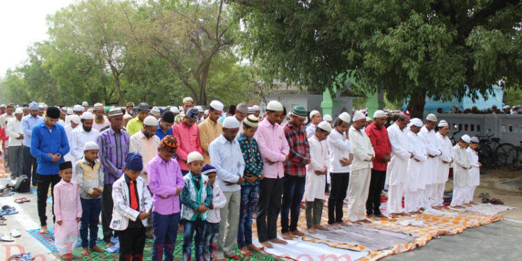 अमन-चैन की दुआ को उठे हजारों हाथ, ईदगाह पर हुई नमाज