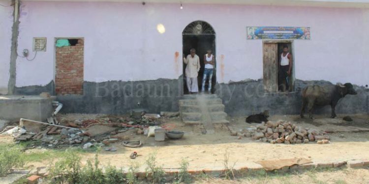 उझानी: ताला तोड़कर लाखों की चोरी, सोती रही पुलिस