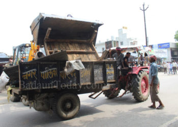 उझानी: पालिका ने हटवाया कांवड़ यात्रा मार्ग का अतिक्रमण