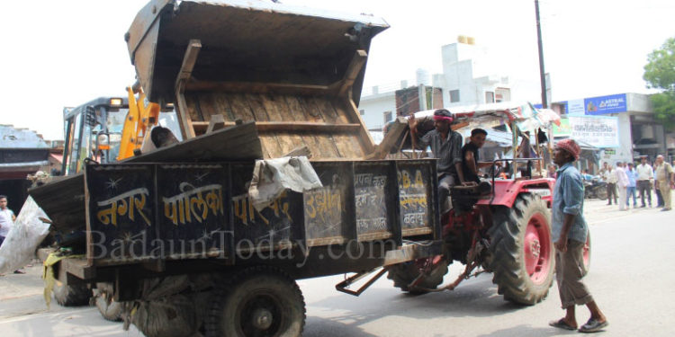 उझानी: पालिका ने हटवाया कांवड़ यात्रा मार्ग का अतिक्रमण
