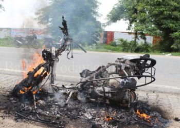 उझानी: चलती स्कूटी में लगी आग, दो लोग बाल-बाल बचे