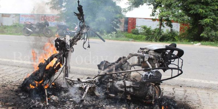 उझानी: चलती स्कूटी में लगी आग, दो लोग बाल-बाल बचे