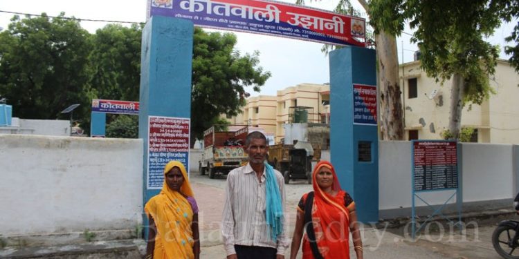 ‘नही सुनती उझानी पुलिस, डीएम साहब बेटी दिलवा दो वरना हम आत्महत्या कर लेंगे’