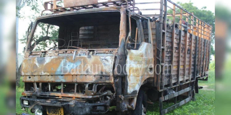 मेटाडोर की टक्कर से 30 कांवड़ियें घायल, आगजनी में लाखों का नुकसान