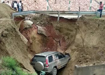 जिस एक्सप्रेस-वे पर उतरे थे फाइटर प्लेन, वहां 50 फीट गहरे गड्ढे में जा गिरी कार