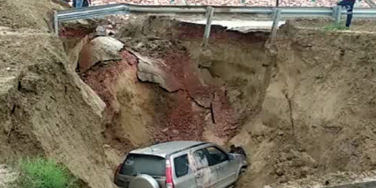 जिस एक्सप्रेस-वे पर उतरे थे फाइटर प्लेन, वहां 50 फीट गहरे गड्ढे में जा गिरी कार