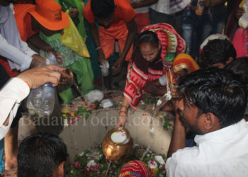 श्रद्धालुओं ने किया जलाभिषेक, सपा जिलाध्यक्ष ने बांटा प्रसाद