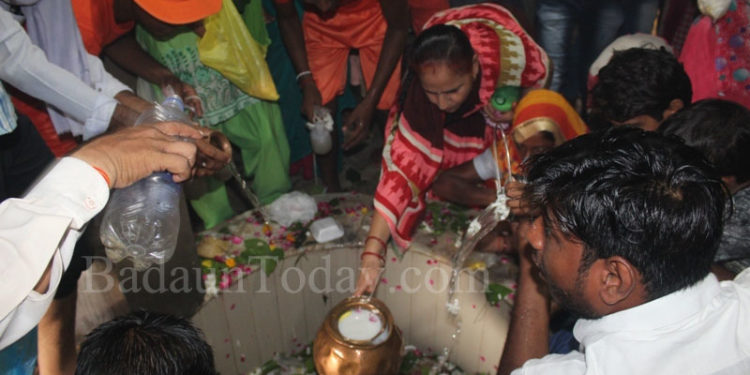 श्रद्धालुओं ने किया जलाभिषेक, सपा जिलाध्यक्ष ने बांटा प्रसाद