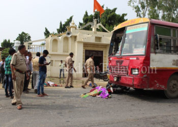 रोडवेज बस की टक्कर से बाइक सवार तीन लोगों की दर्दनाक मौत