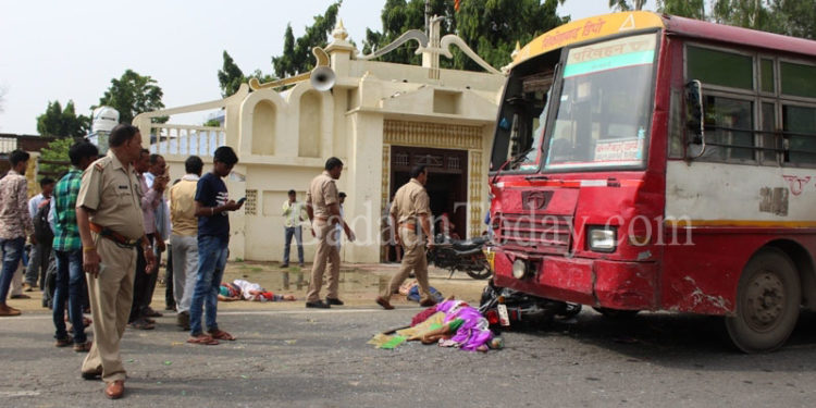 रोडवेज बस की टक्कर से बाइक सवार तीन लोगों की दर्दनाक मौत