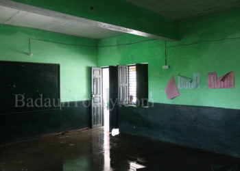 स्कूल भवन जर्जर, छत से टपकता है पानी