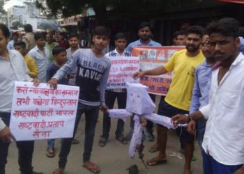 एससी-एसटी एक्ट के खिलाफ प्रदर्शन, केंद्र सरकार का फूंका पुतला