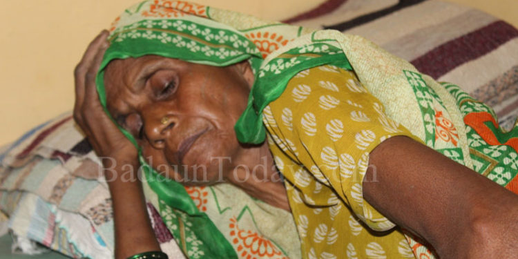 घूरा डालने का विरोध करना पड़ा भारी, बुजुर्ग महिला को मारी गोली