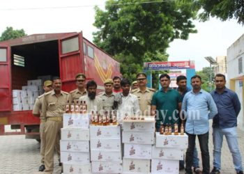 डाक विभाग की गाड़ी से शराब की तस्करी, लाखों की शराब सहित दो गिरफ्तार