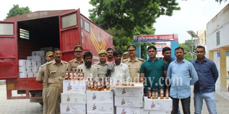 डाक विभाग की गाड़ी से शराब की तस्करी, लाखों की शराब सहित दो गिरफ्तार