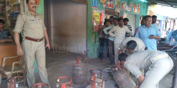 उझानी: घरेलू गैस सिलेंडर से अवैध रिफिलिंग, 19 सिलेंडर जब्त