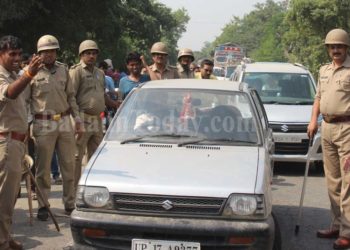 उझानी: छात्रा के अपहरण के विरोध में ग्रामीणों ने लगाया जाम