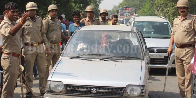 उझानी: छात्रा के अपहरण के विरोध में ग्रामीणों ने लगाया जाम