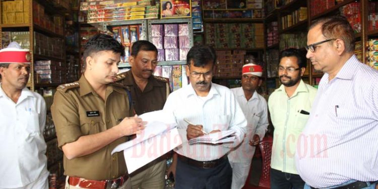 पटाखा विस्फोट के बाद जागा प्रशासन, जिले भर में छापेमारी