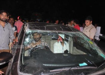 उझानी: बैरीकेडिंग तोड़ रेलवे ट्रैक पर जा पहुंची कार, अधेड़ रौंदा