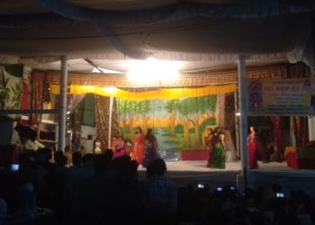 उझानी: रामलीला मंच पर अश्लील डांस, प्रशासन मौन