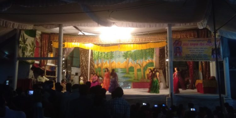 उझानी: रामलीला मंच पर अश्लील डांस, प्रशासन मौन