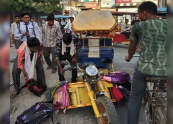 उझानी: हर दिन खतरा मोल ले रहे हैं बच्चे, स्कूल प्रशासन खामोश