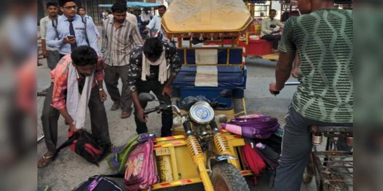 उझानी: हर दिन खतरा मोल ले रहे हैं बच्चे, स्कूल प्रशासन खामोश