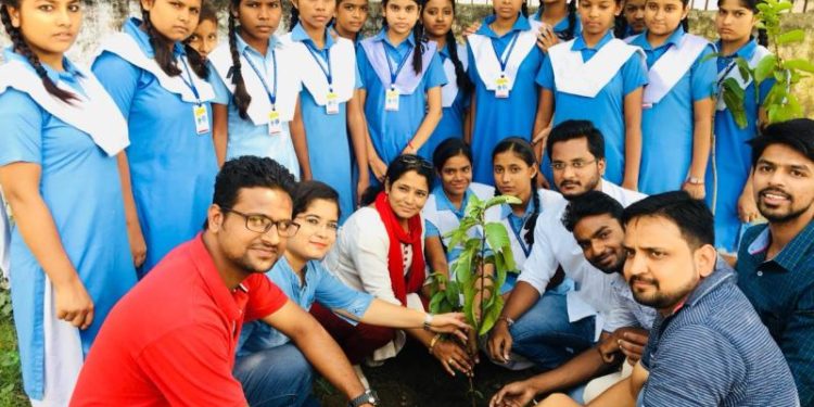 दान उत्सव में ‘द’ इनिशिएटर्स ग्रुप ने बांटी खुशियाँ