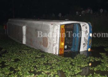 उझानी: यात्रियों से भरी बस तालाब में पलटी, दर्जनों घायल