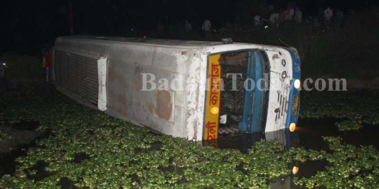 उझानी: यात्रियों से भरी बस तालाब में पलटी, दर्जनों घायल