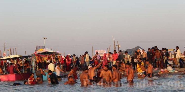 कार्तिक पूर्णिमा पर मेला ककोड़ा में उमड़ा जन सैलाब, लगी आस्था की डुबकी