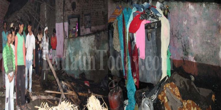उझानी: पटाखे से छप्पर में लगी आग, गृहस्थी जली