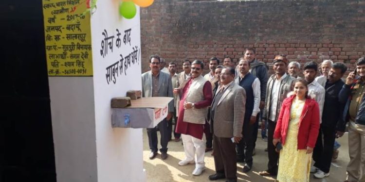 स्वछता के लिए डीएम की अनूठी मुहिम, शौचालयों का कराया ब्यूटी कॉन्टेस्ट