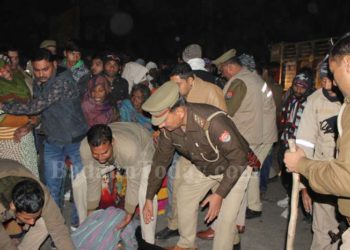 उझानी: ट्रक ने बाईक सवार महिला को कुचला, हाईवे जाम